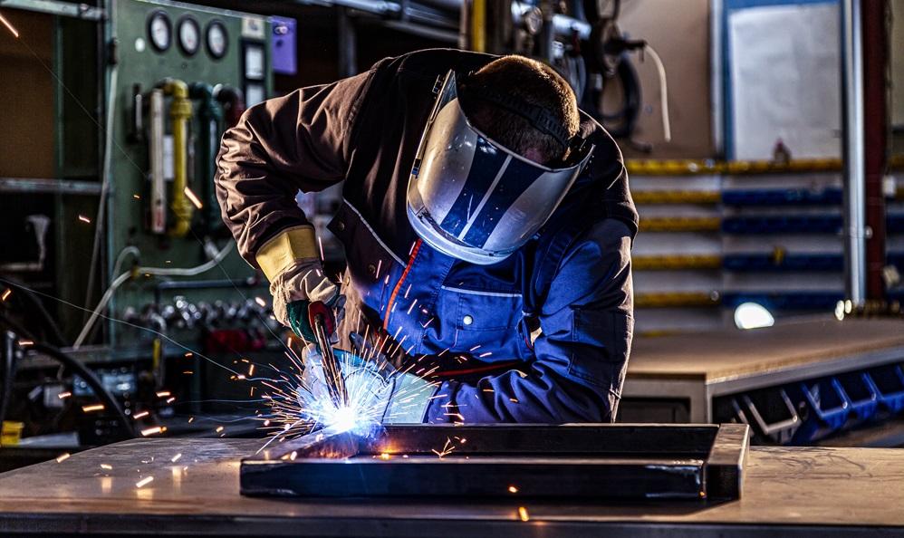 Welder working with Quick Arc machine